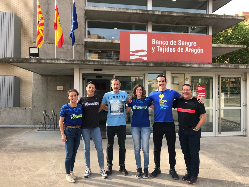Los bomberos de Zaragoza visitan el Banco de Sangre