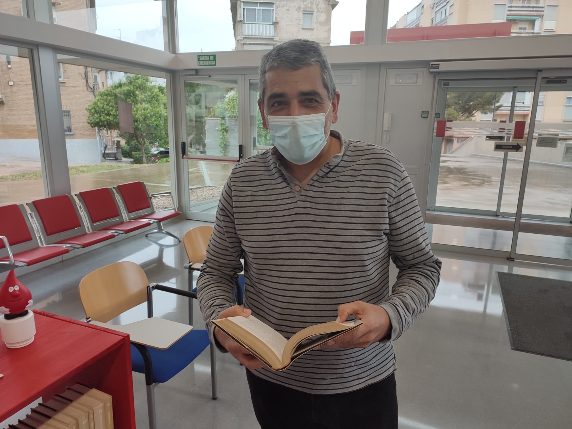 Fernando Vallés, donante de sangre y de libros: 